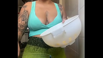 Preview 1 of Mila Jaf - Usando um shorts Bem apertado rachando a Buceta