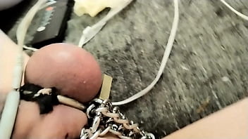 Preview 1 of Ende Xx - Homo Kotilainen using electric pulses and stimulation.