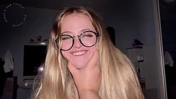 Preview 3 of Mom Deducted Son - loira estudante faz garganta profunda bem babada olhando nos olhos
