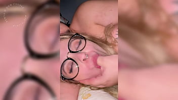 Preview 4 of Mom Deducted Son - loira estudante faz garganta profunda bem babada olhando nos olhos