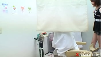 Preview 1 of Sauna Som Think - ホットパンツがお似合いの美脚OLの山崎さん・・・産婦人科盗撮　File17　内診台①