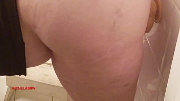 Preview 2 of Brezeyr Colag Hi Xxxx - MASTURBAZIONE IN BAGNO CON GROSSO CAZZO