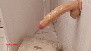 Preview 3 of Brezeyr Colag Hi Xxxx - MASTURBAZIONE IN BAGNO CON GROSSO CAZZO