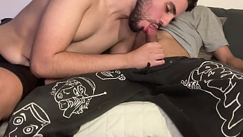 Preview 3 of Having Outdoor Porn - TINHA UM H&Eacute_TERO CURTINDO SOZINHO NA PRA&Ccedil_A. CONVENCI ELE A IR PRA MINHA CASA E GOZAR NO MEU CU.