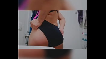 Preview 1 of Nicoli Aneson - Probando el traje de ba&ntilde_o culo gordo