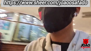 Preview 4 of Xxx Com Hd9 - Preta Sem Calcinha no Shopping com Preta Fogosa | JoaoOSAFADO
