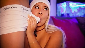 Preview 2 of Pero Que Buen Culo Tiene Mam - Sexy webcam girl seduces her boyfriend&#039_s cock while showing it live
