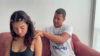 Preview 1 of Follando Ami Madre En La Casa - Le doy un delicioso masaje a mi peque&ntilde_a hermanastra hasta que la pongo caliente y termino follandola por el culo.