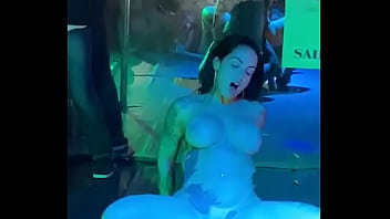 Preview 4 of Mesage Thaillan - Elisa Sanches sentado no pau do bengala