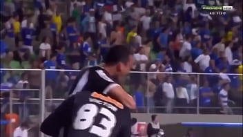 Preview 2 of Simone Fox Titty Play - Gol do Ronaldinho Gaucho contra o cr&uuml_zeiro (para maiores de 21 anos)