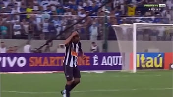 Preview 3 of Simone Fox Titty Play - Gol do Ronaldinho Gaucho contra o cr&uuml_zeiro (para maiores de 21 anos)