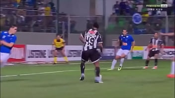 Preview 4 of Simone Fox Titty Play - Gol do Ronaldinho Gaucho contra o cr&uuml_zeiro (para maiores de 21 anos)