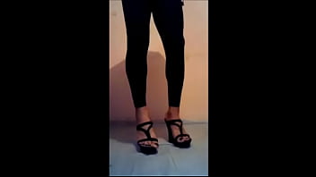Preview 2 of Maxi Pads Pissing - mariann caminando en zapatillas tacones