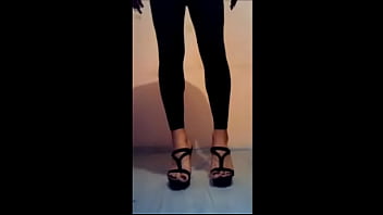 Preview 1 of Maxi Pads Pissing - mariann caminando en zapatillas tacones