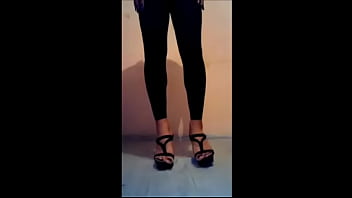 Preview 4 of Maxi Pads Pissing - mariann caminando en zapatillas tacones