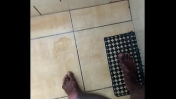 Preview 1 of Lucky Mom - Gostoso pauzudo do Instagram tomando banho