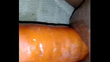 Preview 2 of Mistress Enjoy - Safada se masturbando com a cenoura.