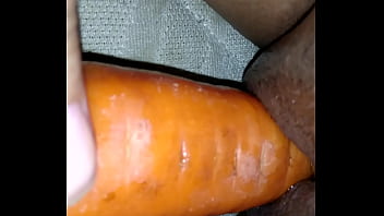 Preview 3 of Mistress Enjoy - Safada se masturbando com a cenoura.