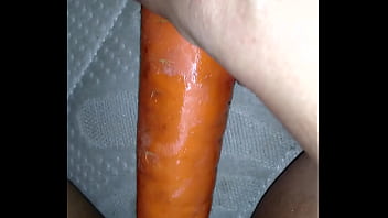 Preview 1 of Mistress Enjoy - Safada se masturbando com a cenoura.