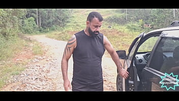 Preview 1 of Saudi Teen Gay - Play boy pediu ajuda pro caboclo pra trocar o pneu e sentiu o peso do pauzudo completo no red