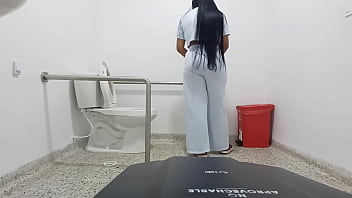 Preview 4 of Ngnx Sexy Movi Punjbi - Camara amateur en el ba&ntilde_o de hospital graba a pacientes y enfermeras meando