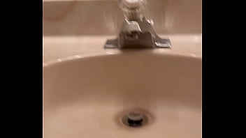 Preview 3 of Vidio Sex Tembak Dalam Japan - Bathroom dancing for funsies
