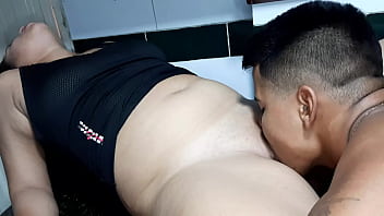 Preview 2 of Hard Penis Sex Bus - ella s&oacute_lo quiere que le chupe su pussy