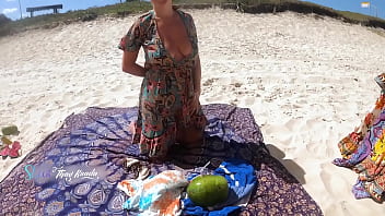 Preview 3 of Hd Pourn Sex - Troquei de roupa na frente do vendedor na praia e deixei ele me ajudar