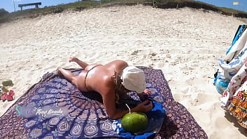 Preview 1 of Hd Pourn Sex - Troquei de roupa na frente do vendedor na praia e deixei ele me ajudar