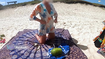 Preview 4 of Hd Pourn Sex - Troquei de roupa na frente do vendedor na praia e deixei ele me ajudar