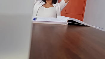 Preview 3 of Milf Dorren - Upskirt compa&ntilde_era vino a visitar a mi novia y no traiga bragas
