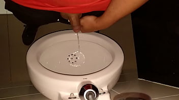 Preview 2 of Uvstzlwzn - Mijando no banheiro p&uacute_blico