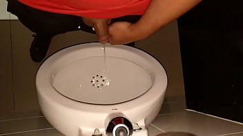 Preview 3 of Uvstzlwzn - Mijando no banheiro p&uacute_blico