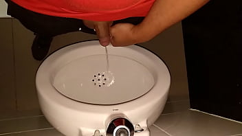 Preview 1 of Uvstzlwzn - Mijando no banheiro p&uacute_blico