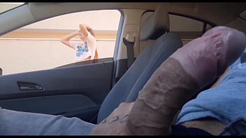 Preview 3 of Moti Lrrki - Masturba&ccedil_ao arriscada dentro do carro em publico para gostosa!