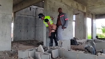 Preview 2 of Fredpa Fuk - Pedreiro aproveita que n&atilde_o tem ningu&eacute_m na obra pra fuder o encarregado