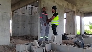 Preview 3 of Fredpa Fuk - Pedreiro aproveita que n&atilde_o tem ningu&eacute_m na obra pra fuder o encarregado