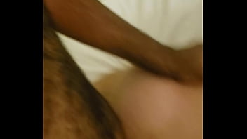 Preview 4 of Virgin Is Seks - Chic&atilde_o sendo empurrado pelo pelud&atilde_o de BH