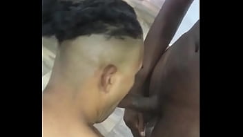 Preview 1 of Mommy Fuk Daughter Lesbo - NOVINHO BRASILEIRO DANDO AULA DE BOQUETE