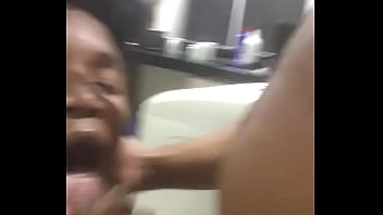Preview 4 of Mommy Fuk Daughter Lesbo - NOVINHO BRASILEIRO DANDO AULA DE BOQUETE