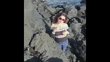 Preview 1 of Sexo De La Enana Noelia Pompa - Student Girl Hide to Masturbate &amp_ Squirt on Public Beach!