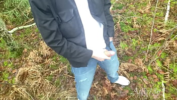 Preview 3 of Sanileanxxx - Wichsen und Abspritzen im Wald