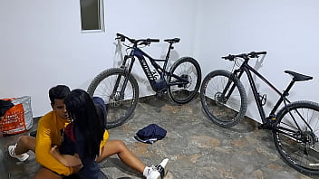 Preview 4 of Cumming In A Row - Mi primahermanastra me chupa la polla mientras estamos en el garaje pt3 ella sabe moverse de una manera sensacional
