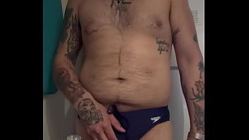 Preview 2 of Momxxx Download - En speedos comiendo uvas