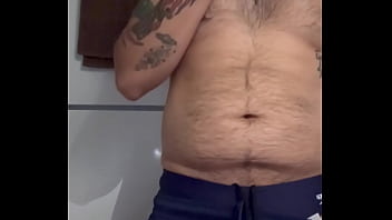 Preview 1 of Momxxx Download - En speedos comiendo uvas