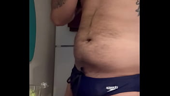 Preview 4 of Momxxx Download - En speedos comiendo uvas