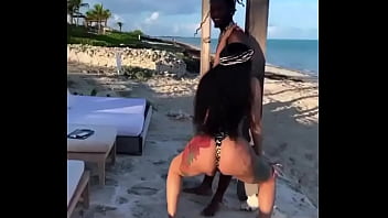 Preview 2 of Interracial Mature In - Playa y baile y culo