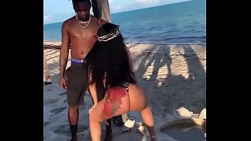 Preview 3 of Interracial Mature In - Playa y baile y culo