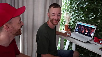 Preview 1 of Xzil Porn Hd - Gemeos brincando com a buceta da novinha - Irm&atilde_os g&ecirc_meos fazendo sexo com a novinha