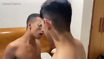 Preview 1 of Solo Nipple Play To Orgasm - Festa do pijama dos Twinks - Gabriel Martins e Ryan Ross (COMPLETO NO RED)